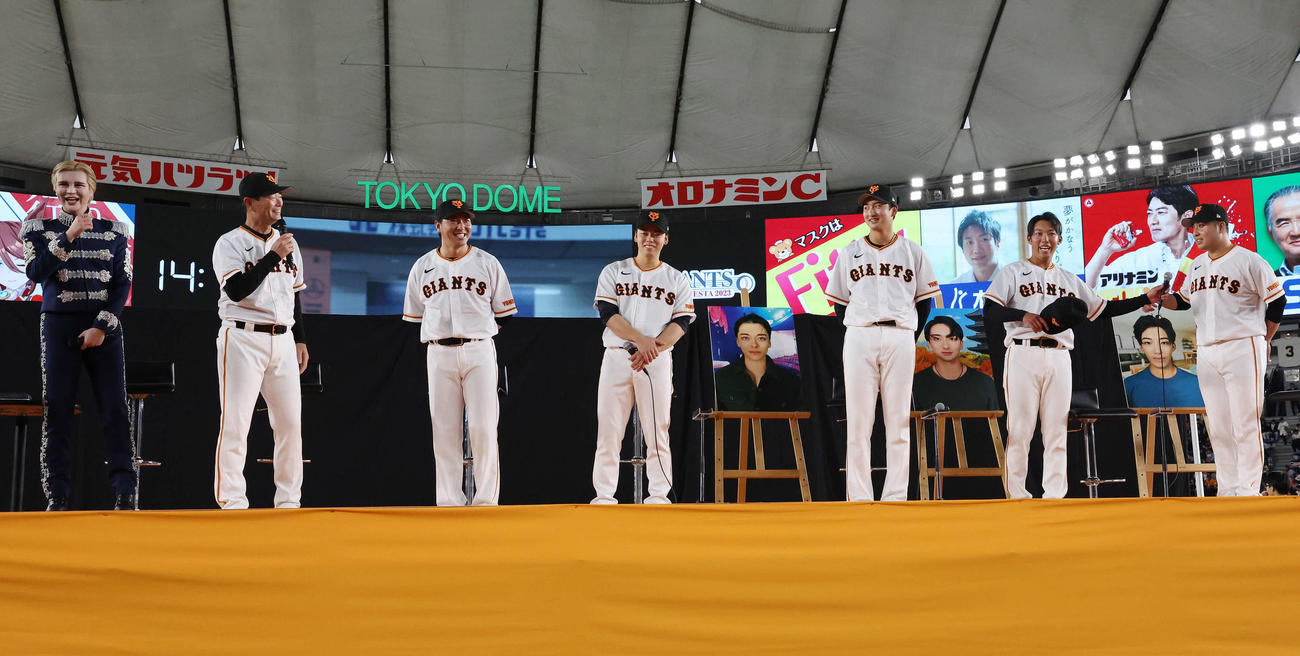 巨人ファン感謝デーに登壇した出演者左からMatt、巨人桑田2軍監督、長野、高梨、横川、赤星、今村（撮影・宮地輝）