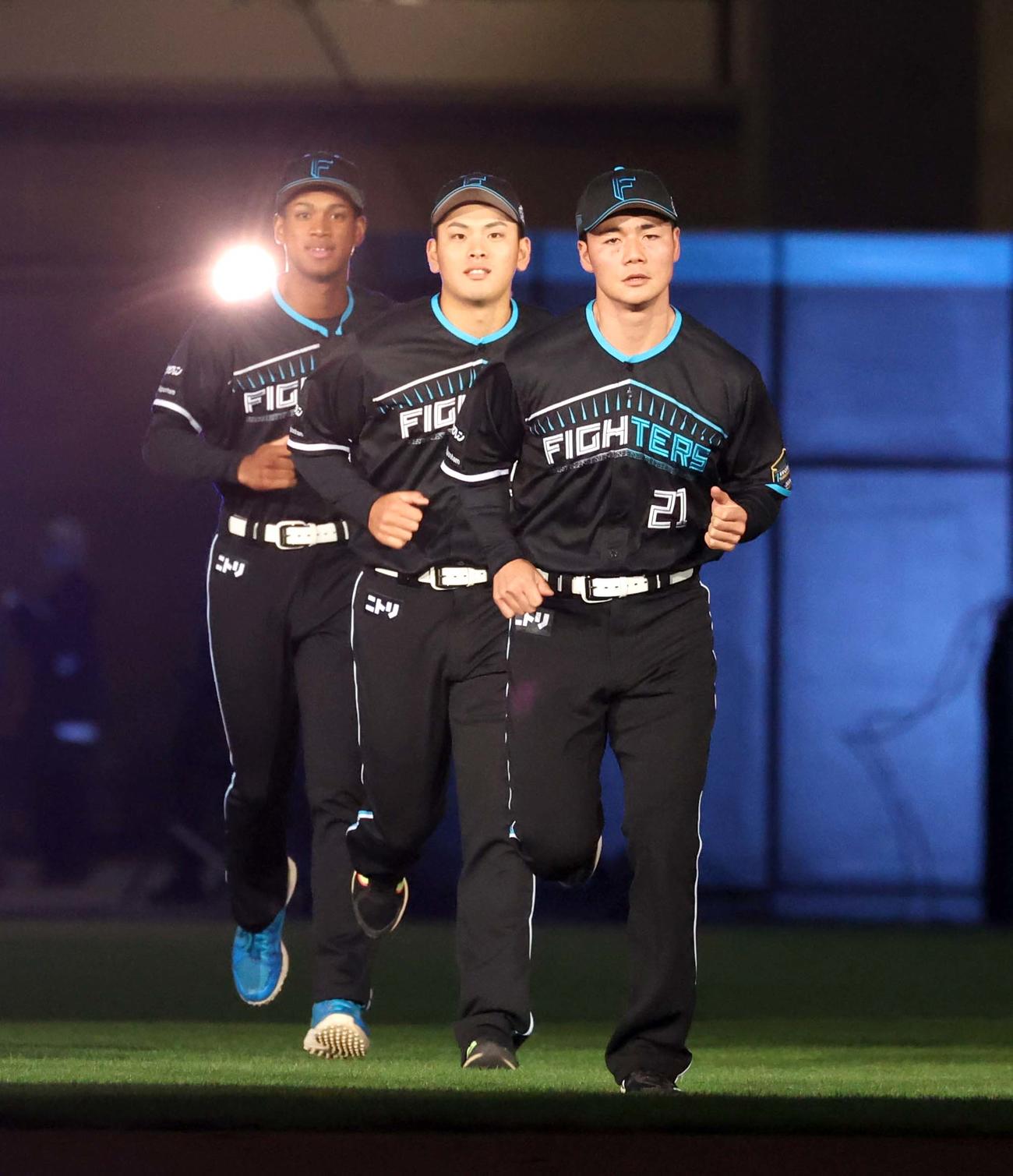 来季の期間限定ユニホームを着て走る手前から清宮、野村、万波（撮影・黒川智章）