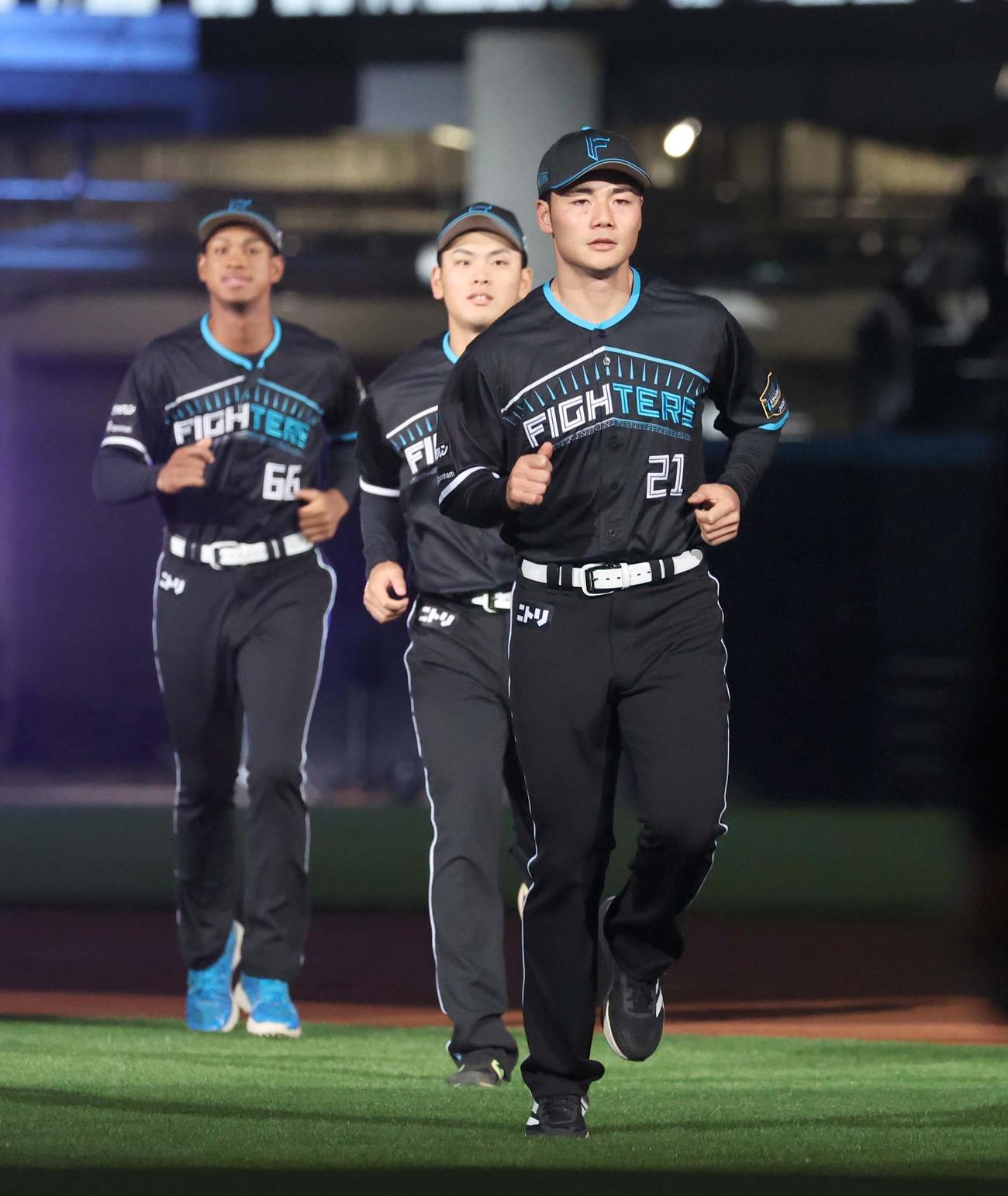 来季の期間限定ユニホームを着て走る手前から清宮、野村、万波（撮影・黒川智章）