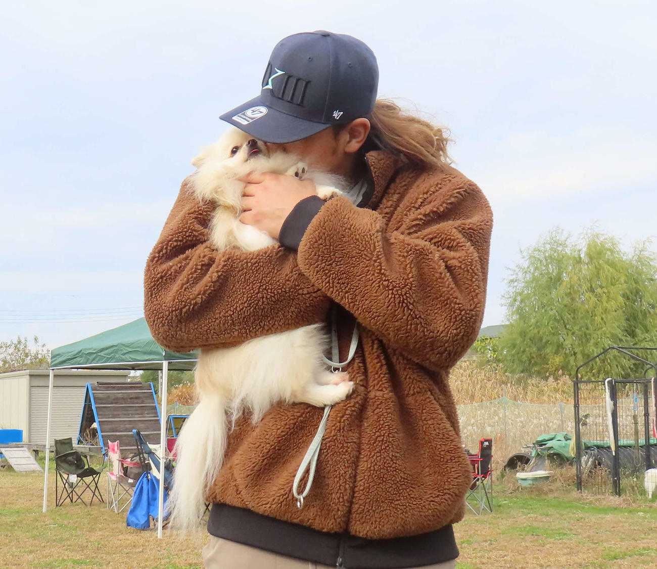 愛犬のパムと触れ合う西武・高橋