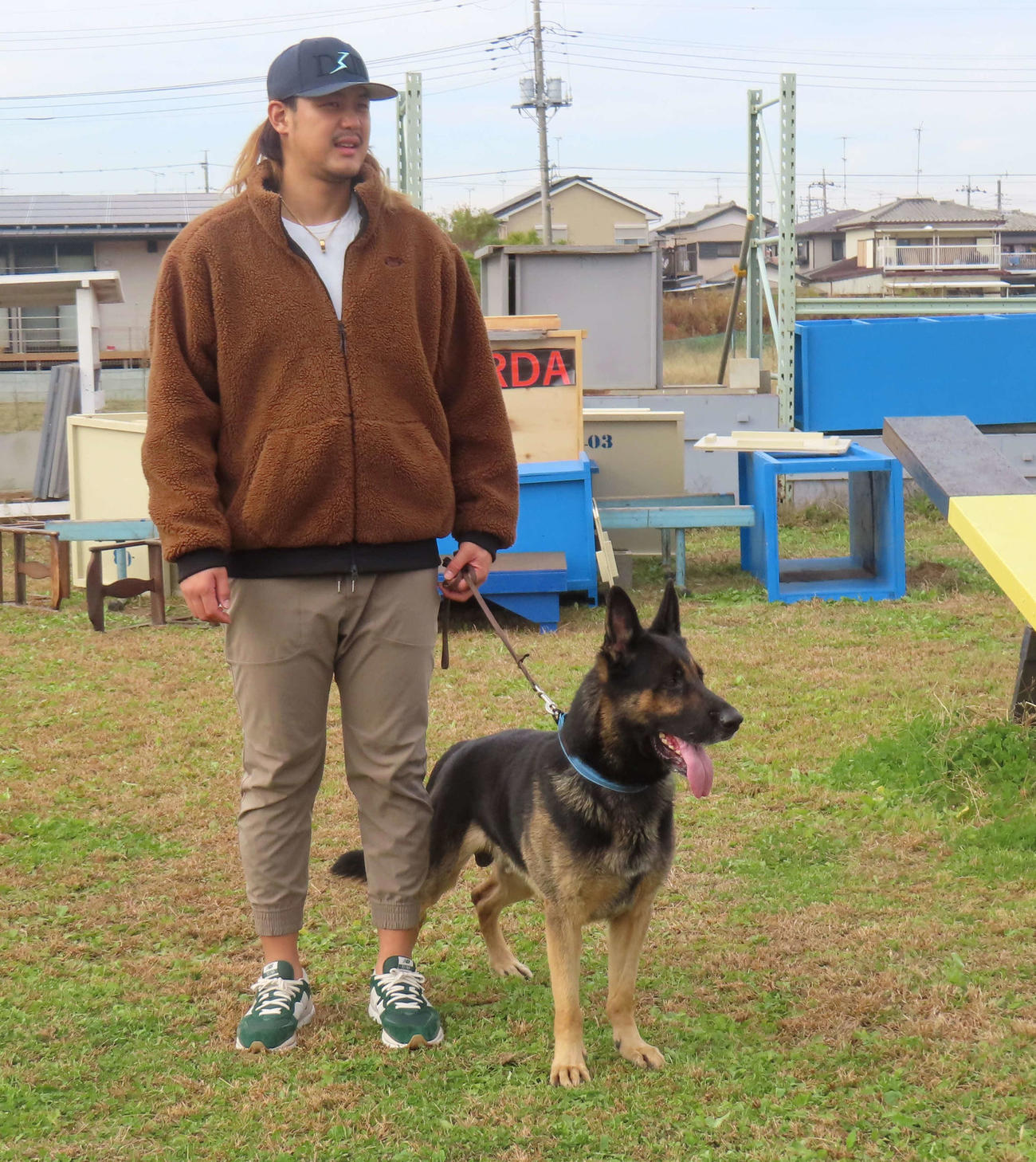 救助犬を連れて歩く西武高橋