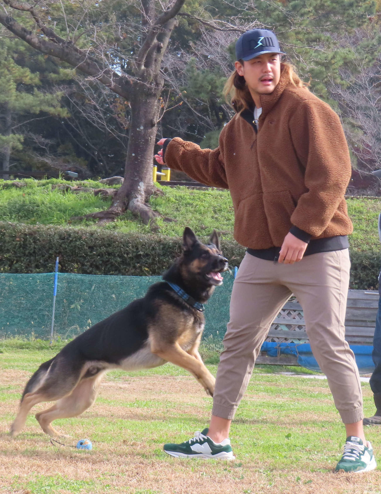 救助犬と触れ合いボールを投げる西武・高橋