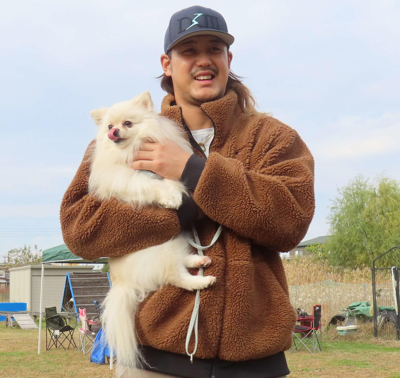愛犬のパムを抱きかかえる西武・高橋