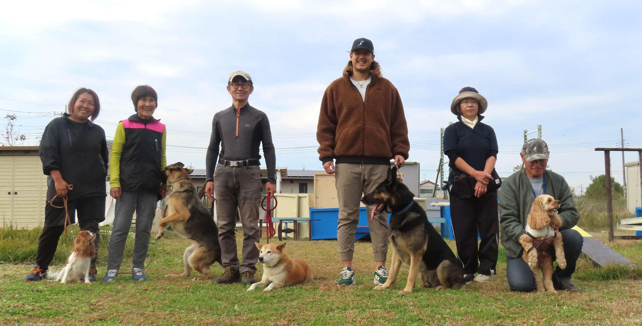 「NPO法人日本捜索救助犬協会」の会員様と集合写真に収まる西武・高橋（右から3人目）