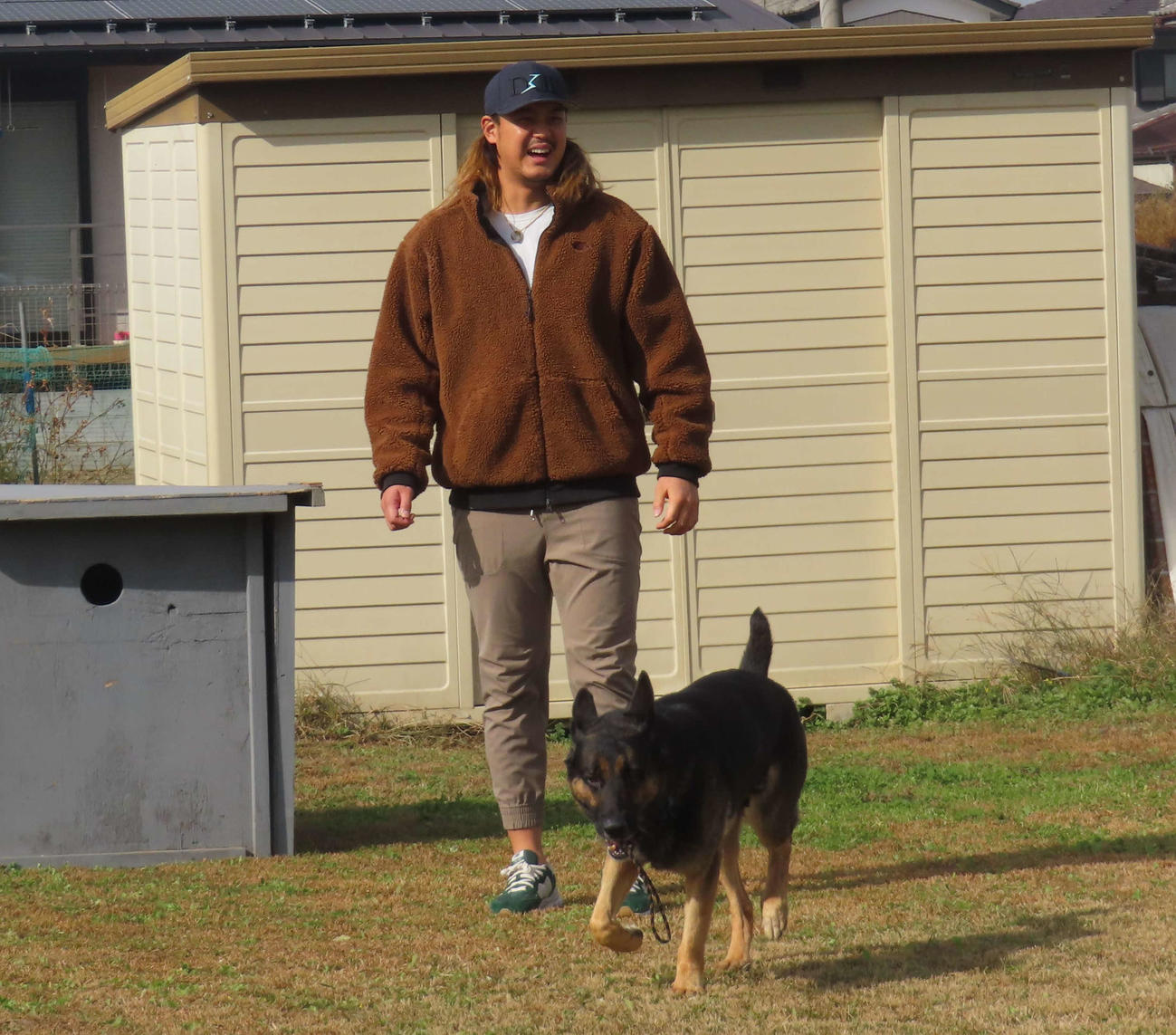 救助犬と触れ合い、笑顔を見せる西武・高橋
