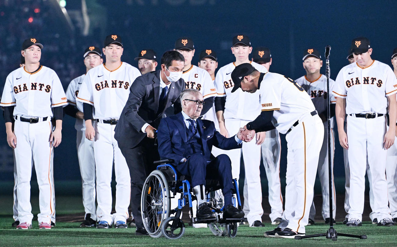 フィナーレに登場した長嶋巨人終身名誉監督（手前中央）は阿部監督と握手を交わす（撮影・滝沢徹郎）