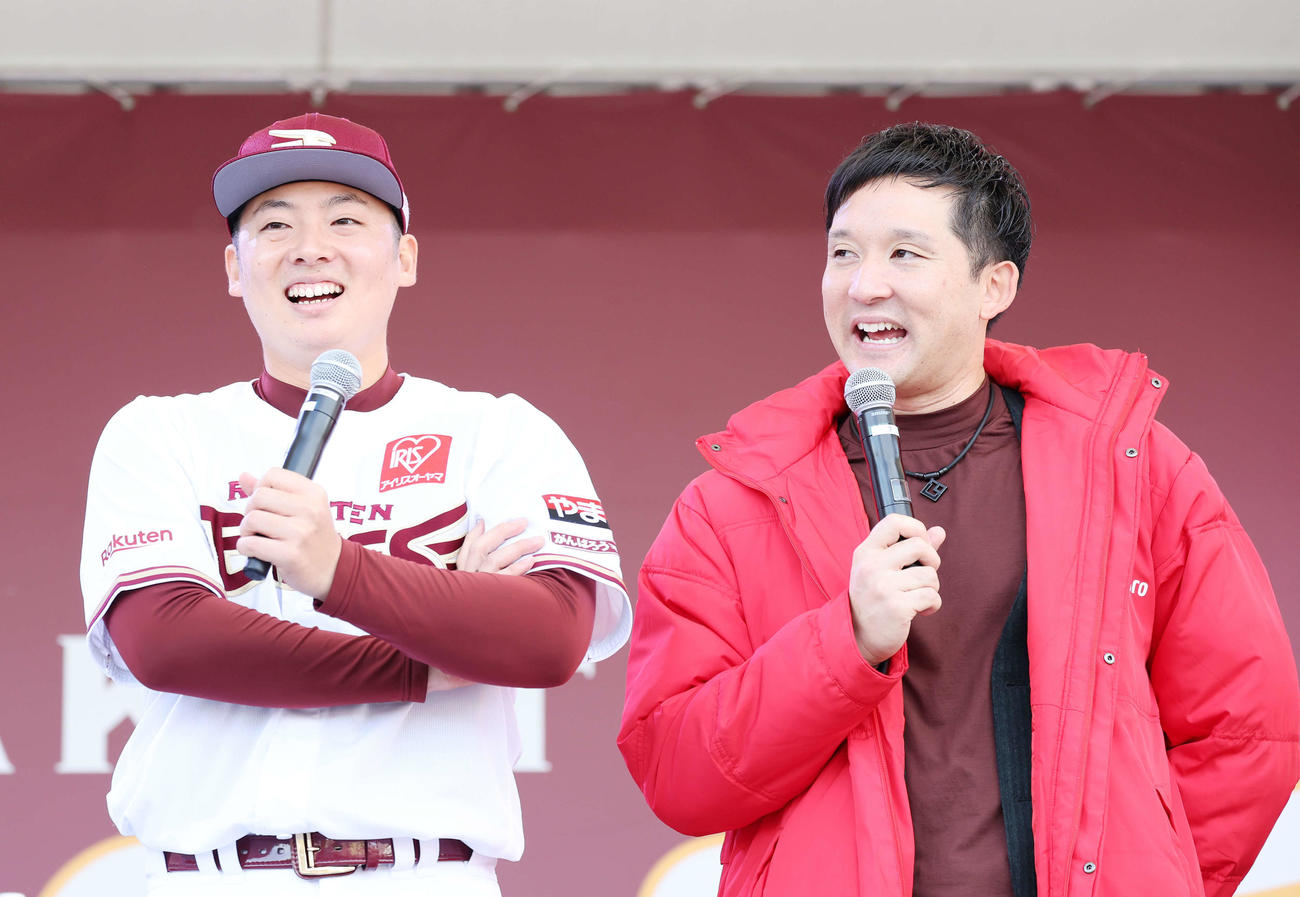 スペシャルトークショーで笑顔を見せる楽天松井裕樹（左）と杉谷氏（撮影・鈴木正人）