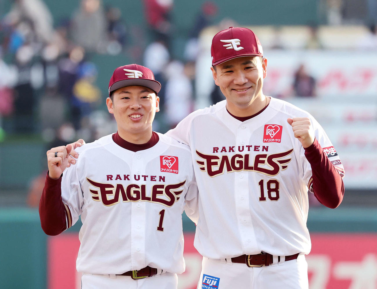 笑顔でガッツポーズする楽天松井裕（左）と田中将（撮影・鈴木正人）