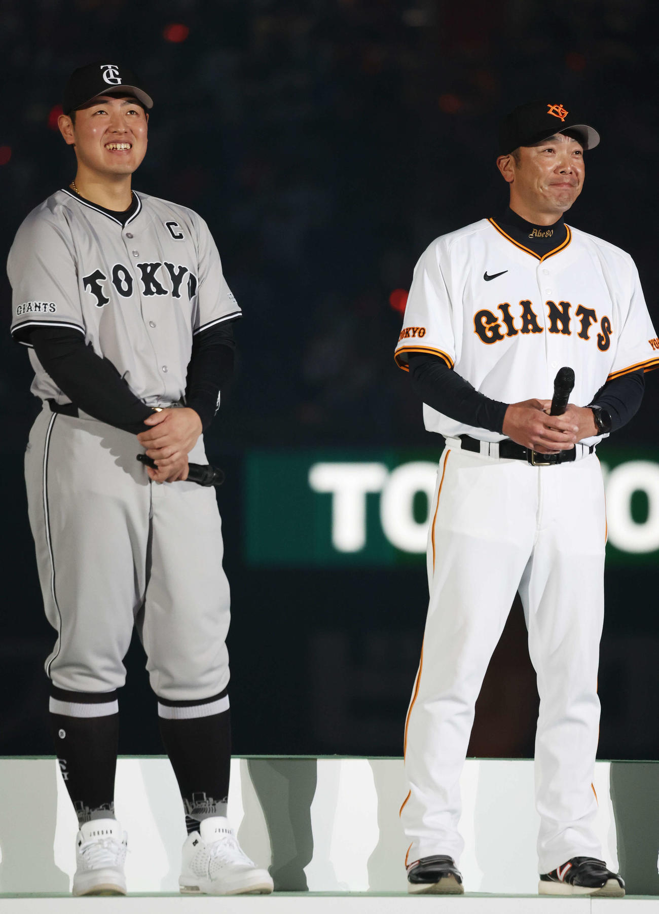 新ユニホームを着用し、笑顔を見せる巨人岡本和（左）と阿部監督（撮影・宮地輝）
