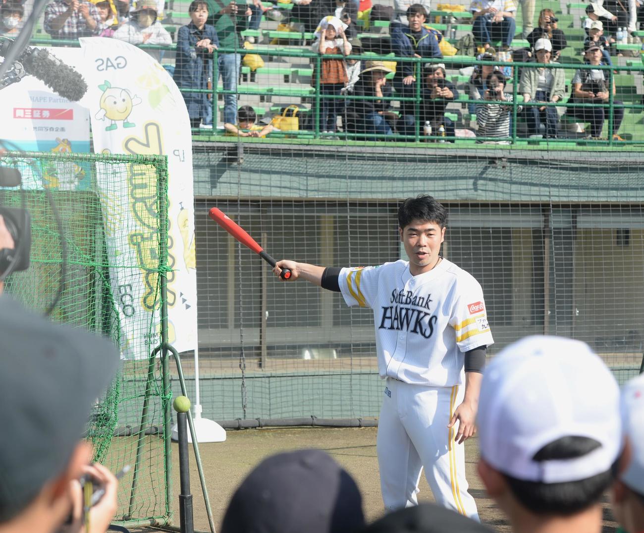 野球教室に参加したソフトバンク近藤（撮影・佐藤究）