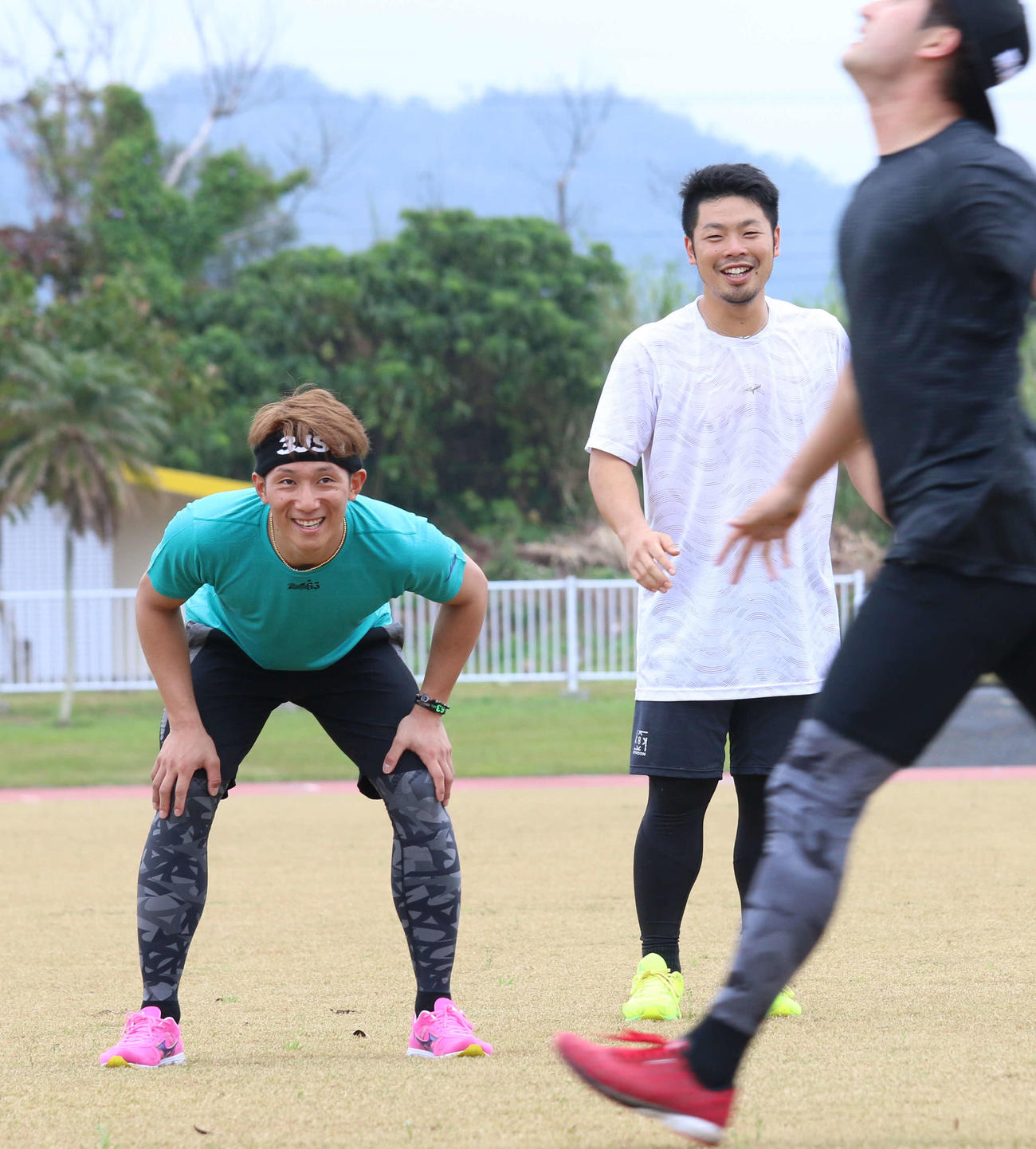 20年、鹿児島で自主トレを行った近藤（右）と西川