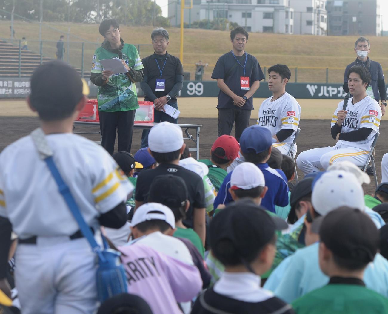 質問コーナーで小学生からの質問に答えるソフトバンク藤井（右）（撮影・佐藤究）