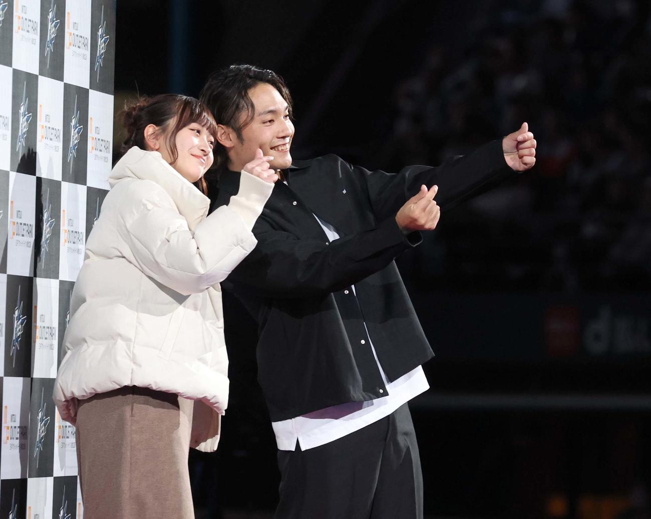 デートコーディネート対決でポーズをとる日本ハム伊藤（撮影・黒川智章）