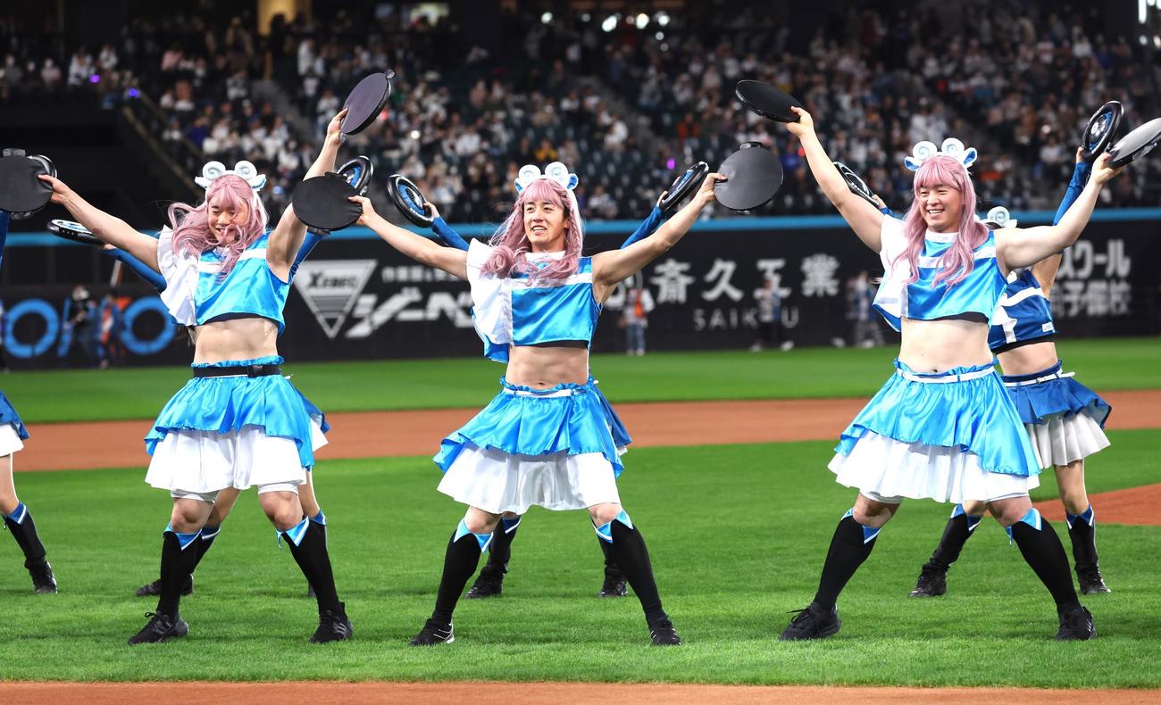 「ジンギスカンダンス」を踊る左から清宮、北山、北浦（撮影・黒川智章）