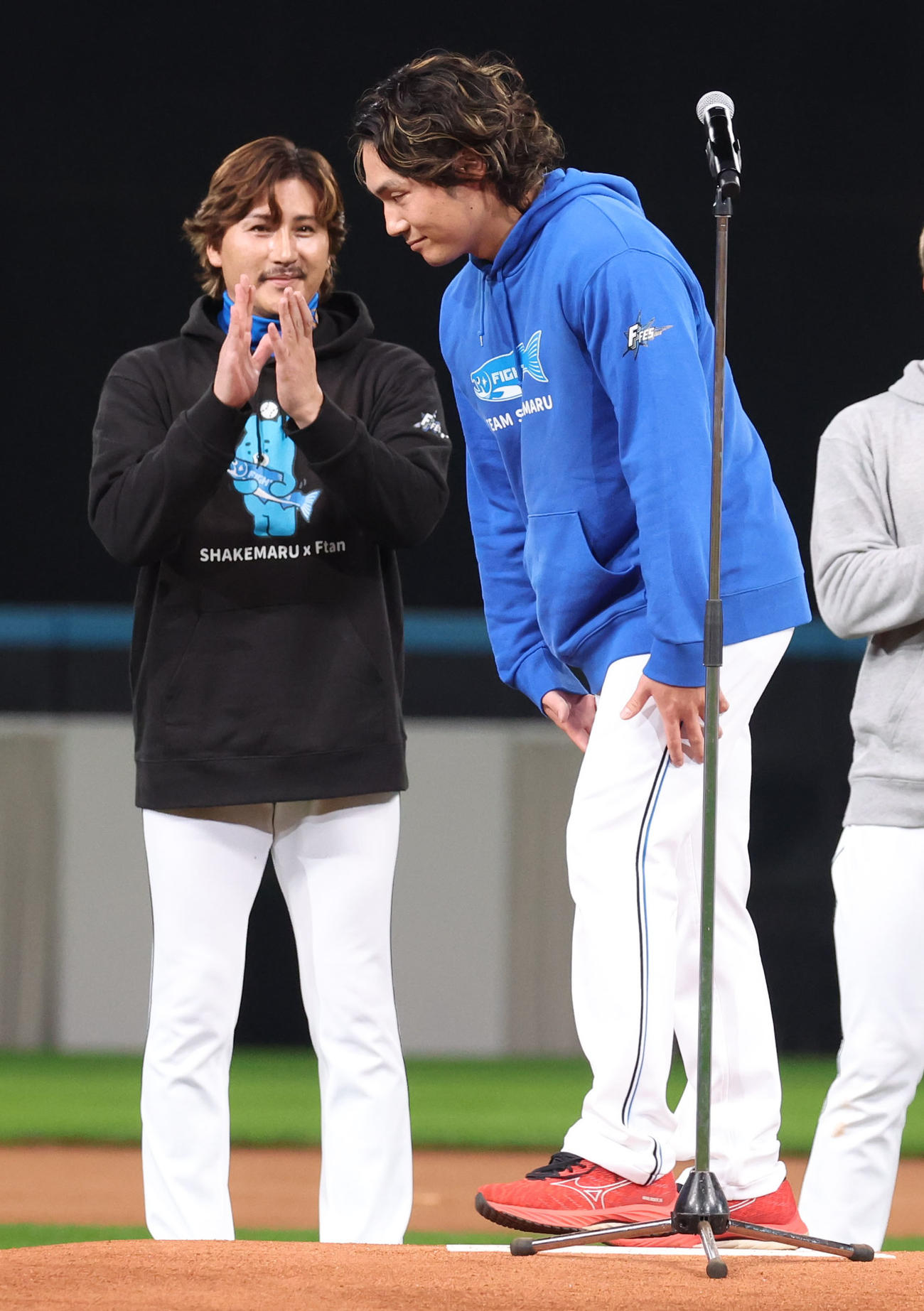 ファンフェスティバルで日本ハム新庄監督（右後方）は伊藤を開幕投手に指名する（撮影・佐藤翔太）