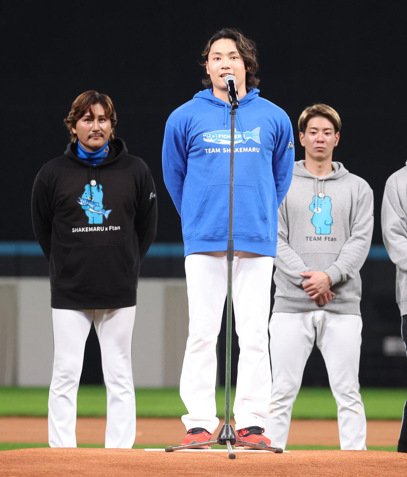 ファンフェスティバルで来季の開幕投手として発表されあいさつをする日本ハム伊藤。右後方は新庄監督（撮影・佐藤翔太）