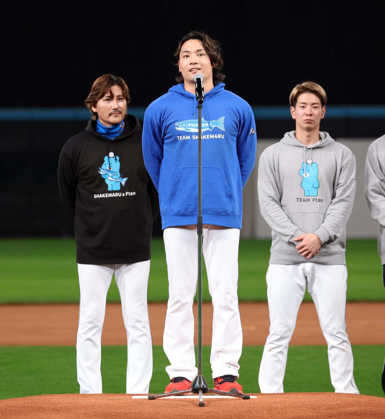 新庄監督から来季の開幕投手に指名されあいさつする伊藤（撮影・黒川智章）