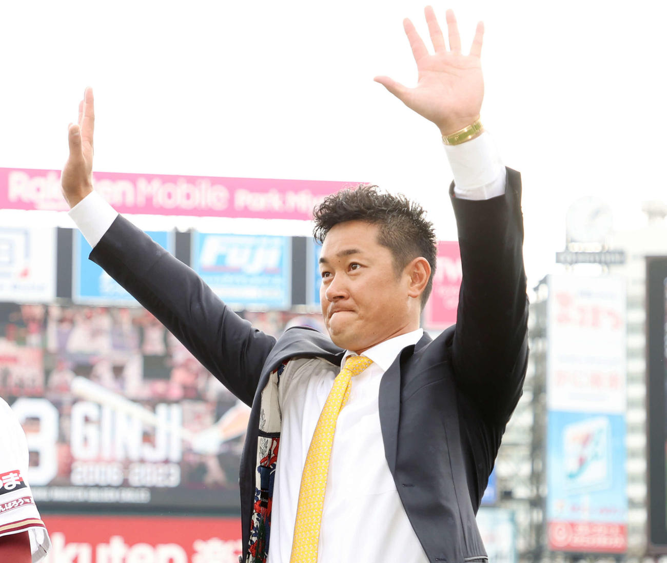 ファンに手を振り引き揚げる楽天銀次（撮影・鈴木正人）