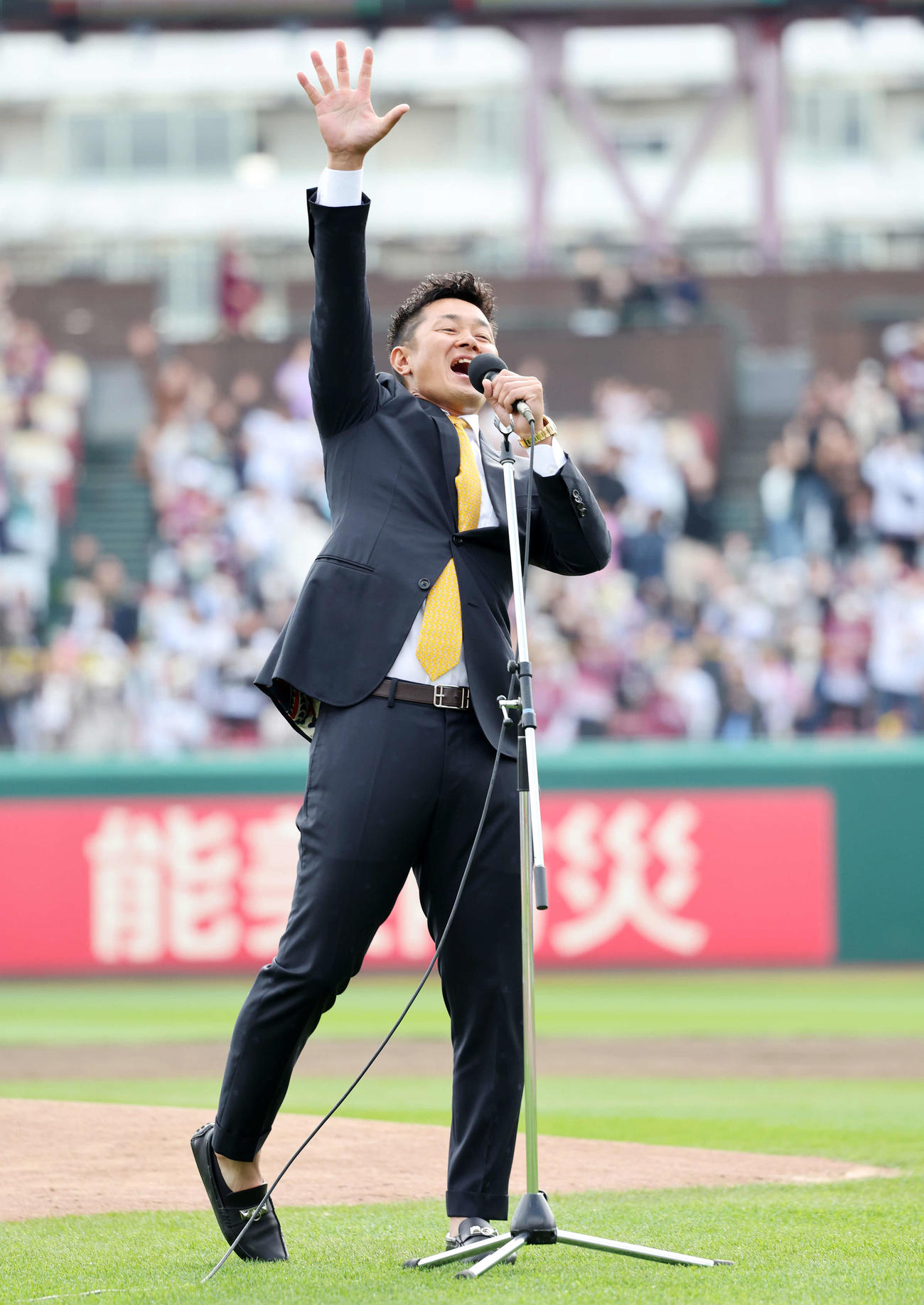 ファンと一緒に「3、2、1、バァーン」する楽天銀次（撮影・鈴木正人）