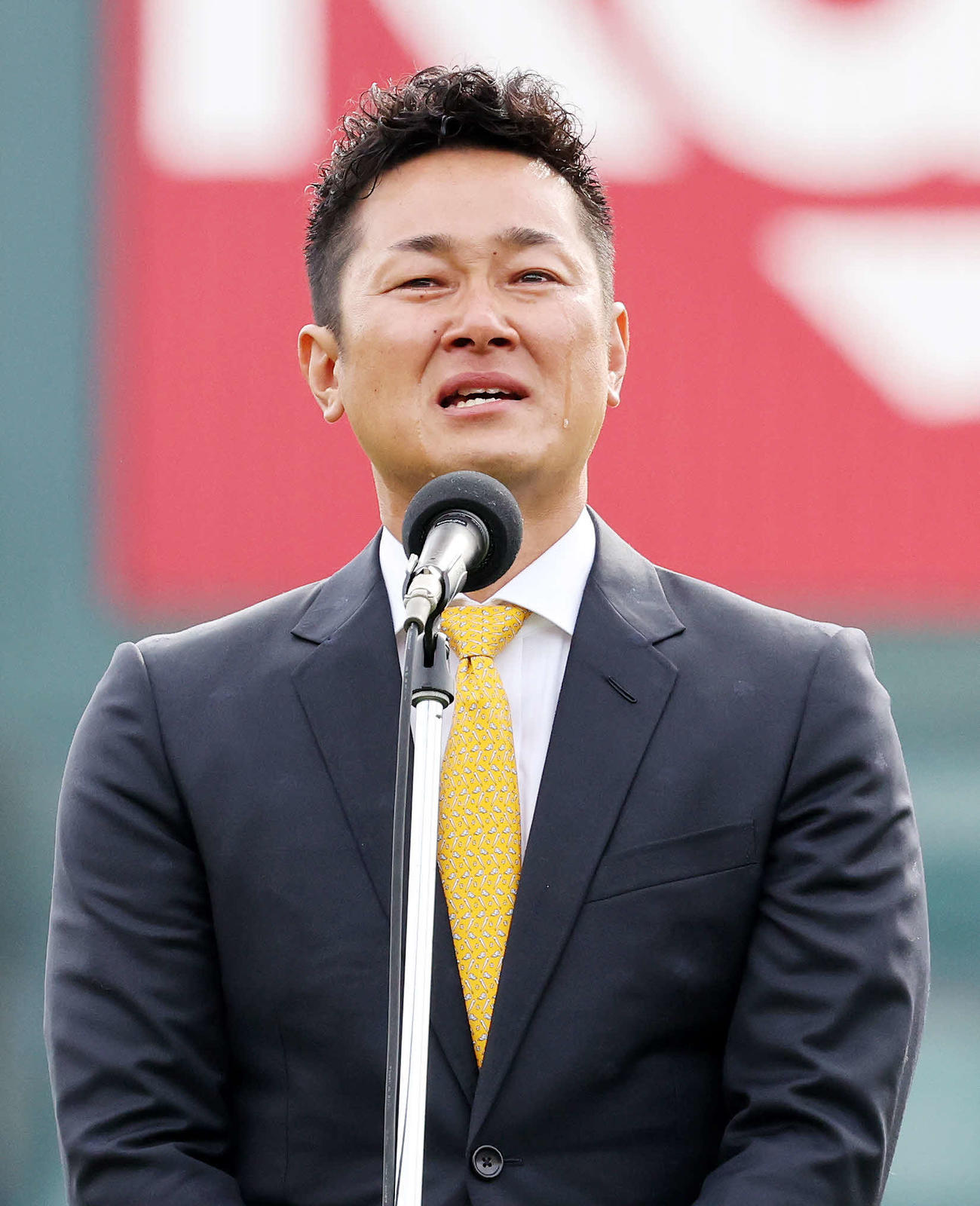 涙を流しファンに引退報告する楽天銀次（撮影・鈴木正人）