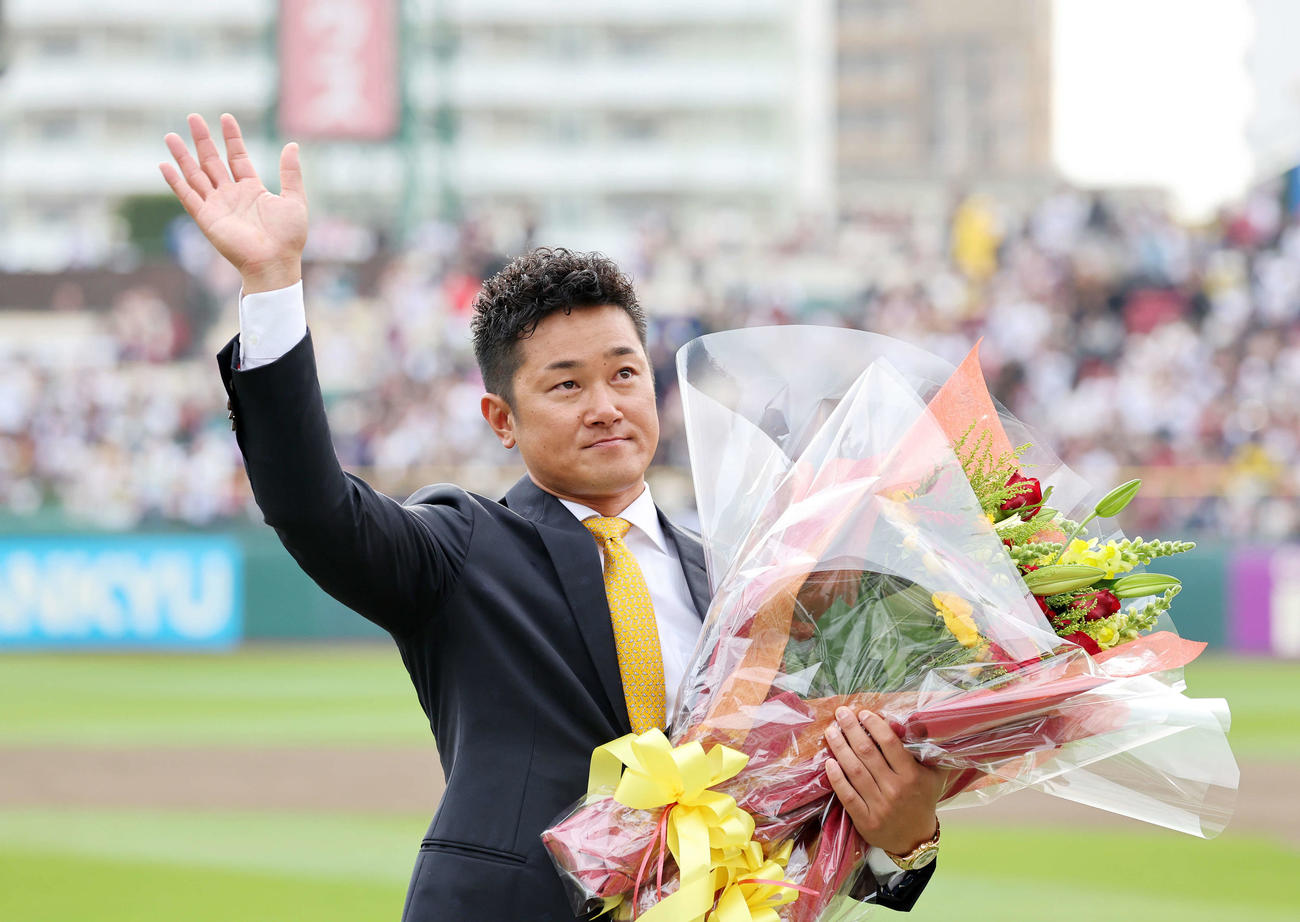 花束を手にファンに手を振る楽天銀次（撮影・鈴木正人）