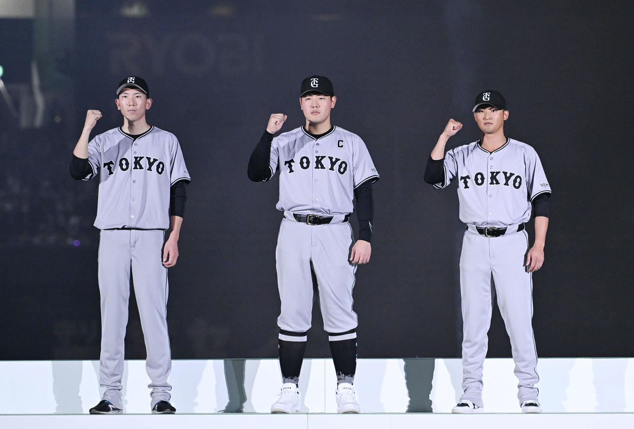 新ユニホーム姿で記念撮影する巨人の、左から戸郷、岡本和、吉川（撮影・滝沢徹郎）