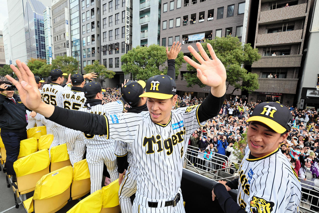 阪神の優勝パレードでファンに手を振る佐藤輝（代表撮影）