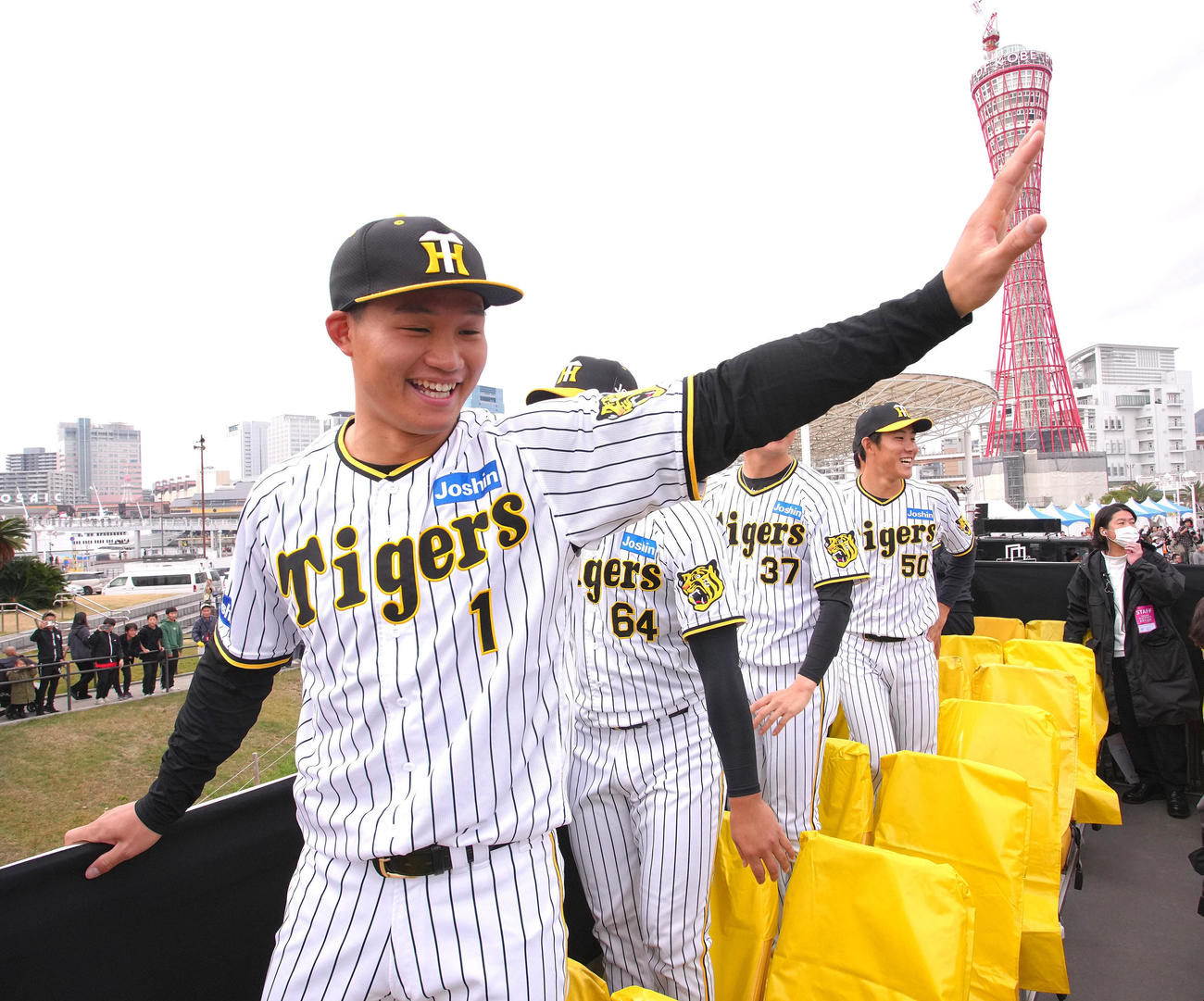 ファンの声援に応える阪神森下（代表撮影）