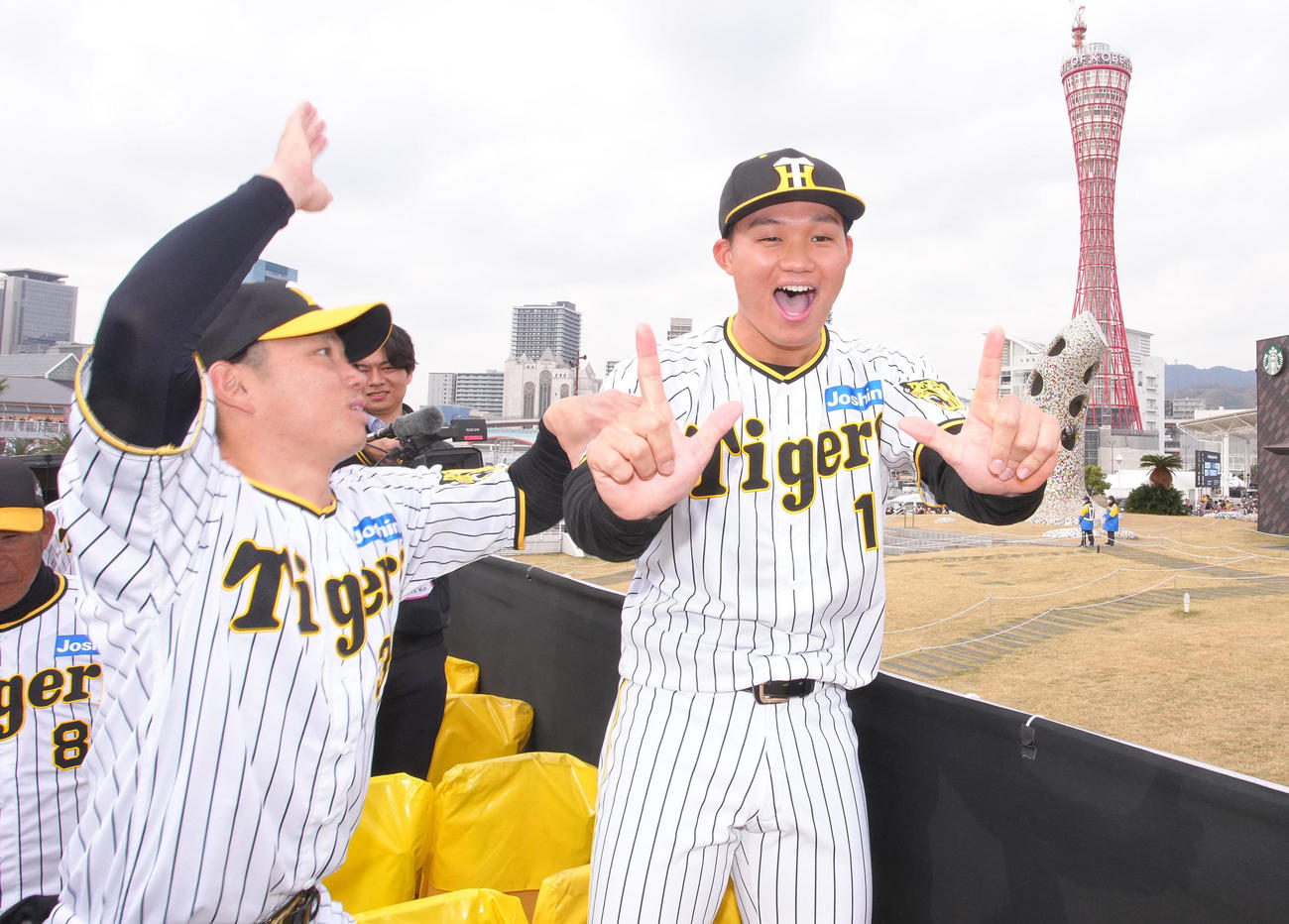 バモスと絶叫し糸原（左）に突っ込まれる森下（代表撮影）