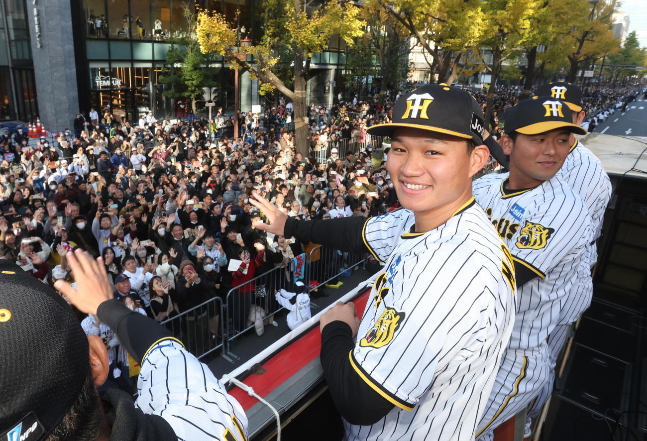 大阪御堂筋での優勝パレードで、手を振る阪神森下（代表撮影）