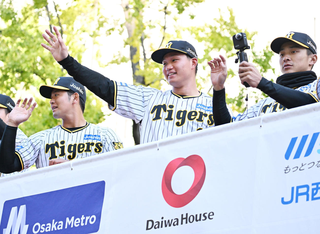大阪御堂筋パレードを行う左から阪神岡留、森下、熊谷（撮影・清水貴仁）