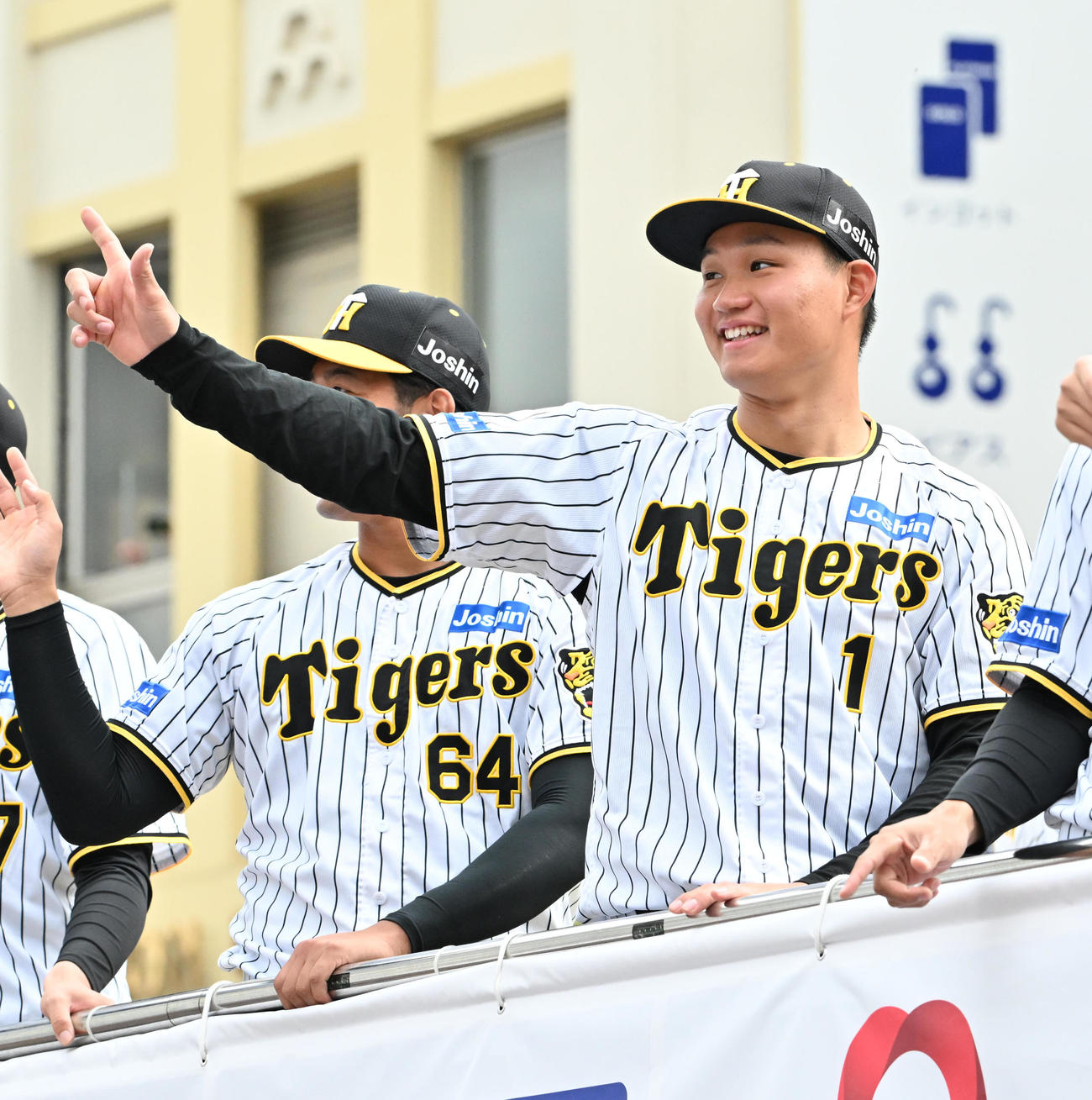 ファンに手を振る森下（撮影・石井愛子）