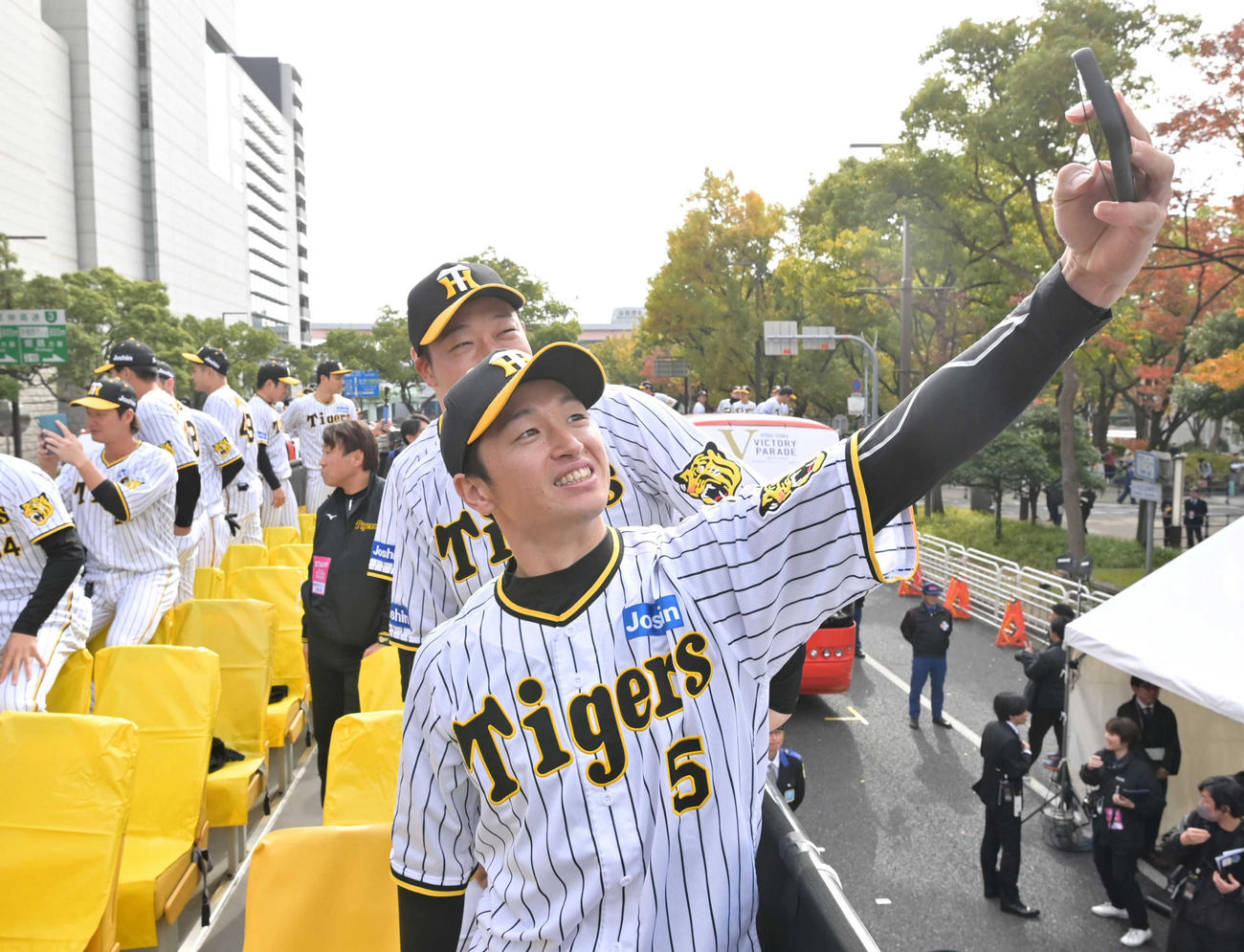優勝パレードで、自撮りをする阪神近本（代表撮影）