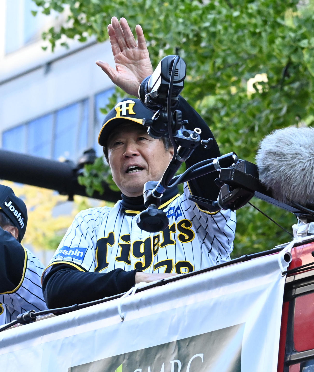 大阪での優勝パレードでファンの声援に応える平田ヘッドコーチ（撮影・前岡正明）