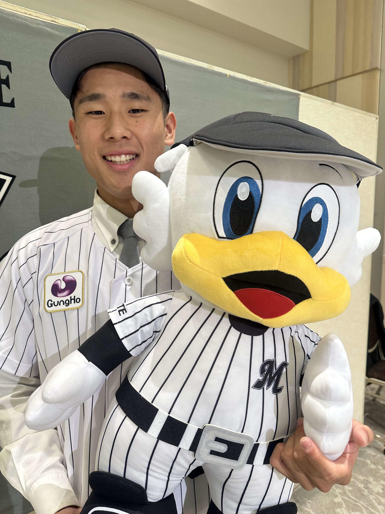 契約を終え、球団マスコット・マーくんの人形を抱くロッテの育成ドラフト4位、延岡学園・藤田和樹外野手