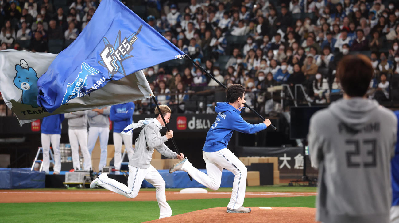 ファンフェスティバルの360°レースのゴールに向かって走る日本ハム松本剛（左）と上沢（撮影・佐藤翔太）