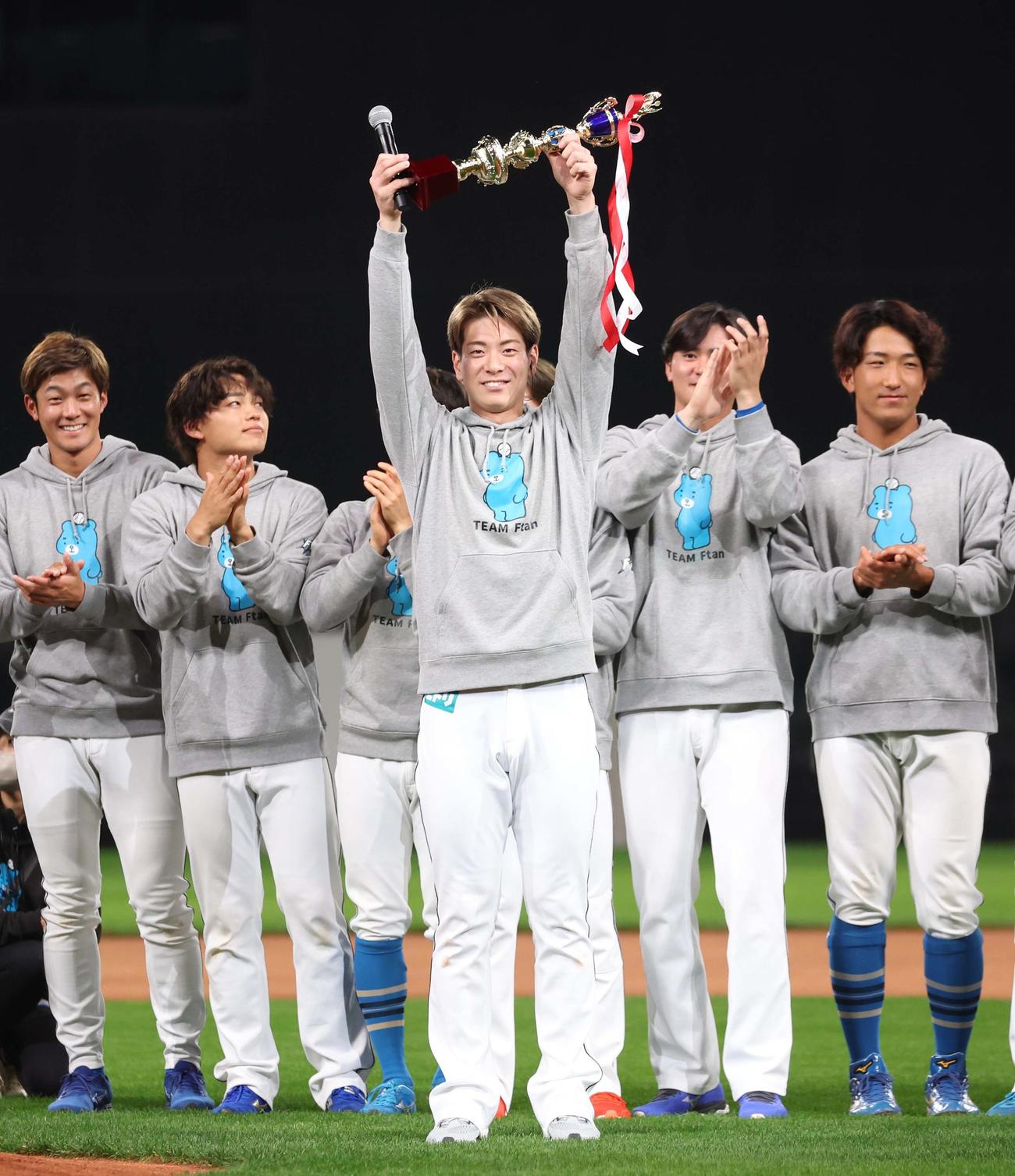 対戦形式のゲームで優勝しトロフィーを掲げる松本剛（撮影・黒川智章）