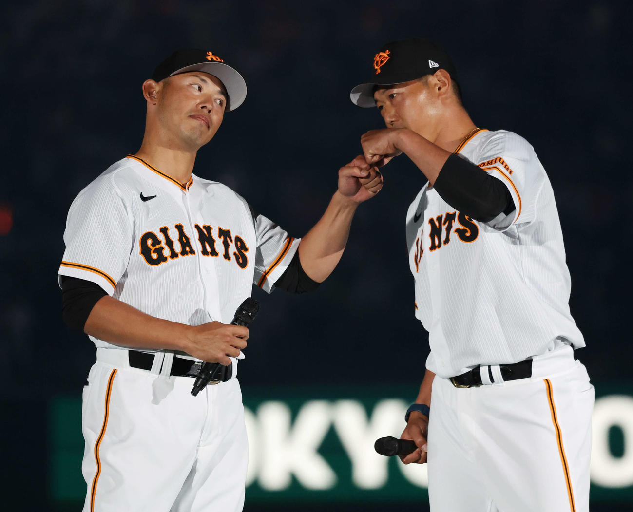 「ジャイアンツ・ファンフェスタ　2023」でグータッチする巨人矢野打撃コーチ（左）と内海投手コーチ（撮影・宮地輝）