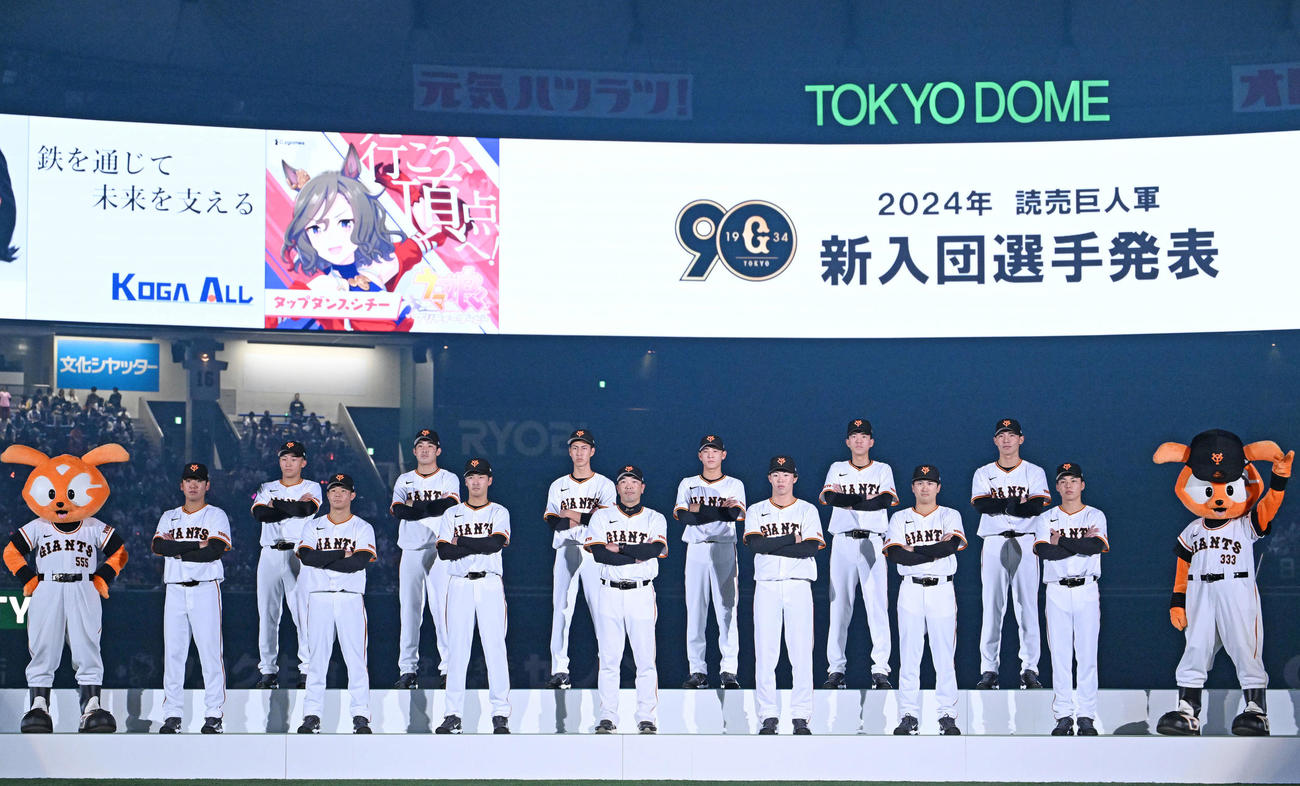 新入団選手と記念撮影する巨人阿部監督（前列中央）。前列左から又木、佐々木、西舘、1人おいて森田、泉口、三浦。後列左から千葉、田上、村山、宇都宮、園田、平山（撮影・滝沢徹郎）