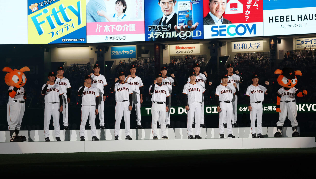 記念撮影する巨人の新入団選手、前列左からドラフト5位日本生命・又木、ドラフト3位日立製作所・佐々木、ドラフト1位中大・西舘、阿部監督、ドラフト2位HONDA鈴鹿・森田、ドラフト4位NTT西日本・泉口、育成ドラフト1位東京国際大・三浦、後列左から育成ドラフト6位旭川明成高・千葉、育成ドラフト4位日大藤沢高・田上、育成ドラフト2位鹿屋中央高・村山、育成ドラフト3位四国IL愛媛・宇都宮、育成ドラフト5位福岡工大城東高・園田、育成ドラフト7位BSL千葉・平山（撮影・宮地輝）