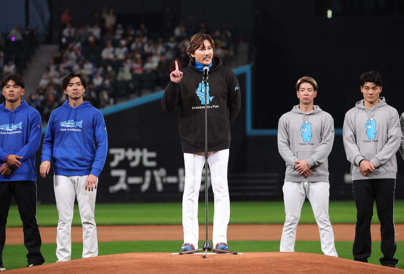 フィナーレであいさつする新庄監督（撮影・黒川智章）