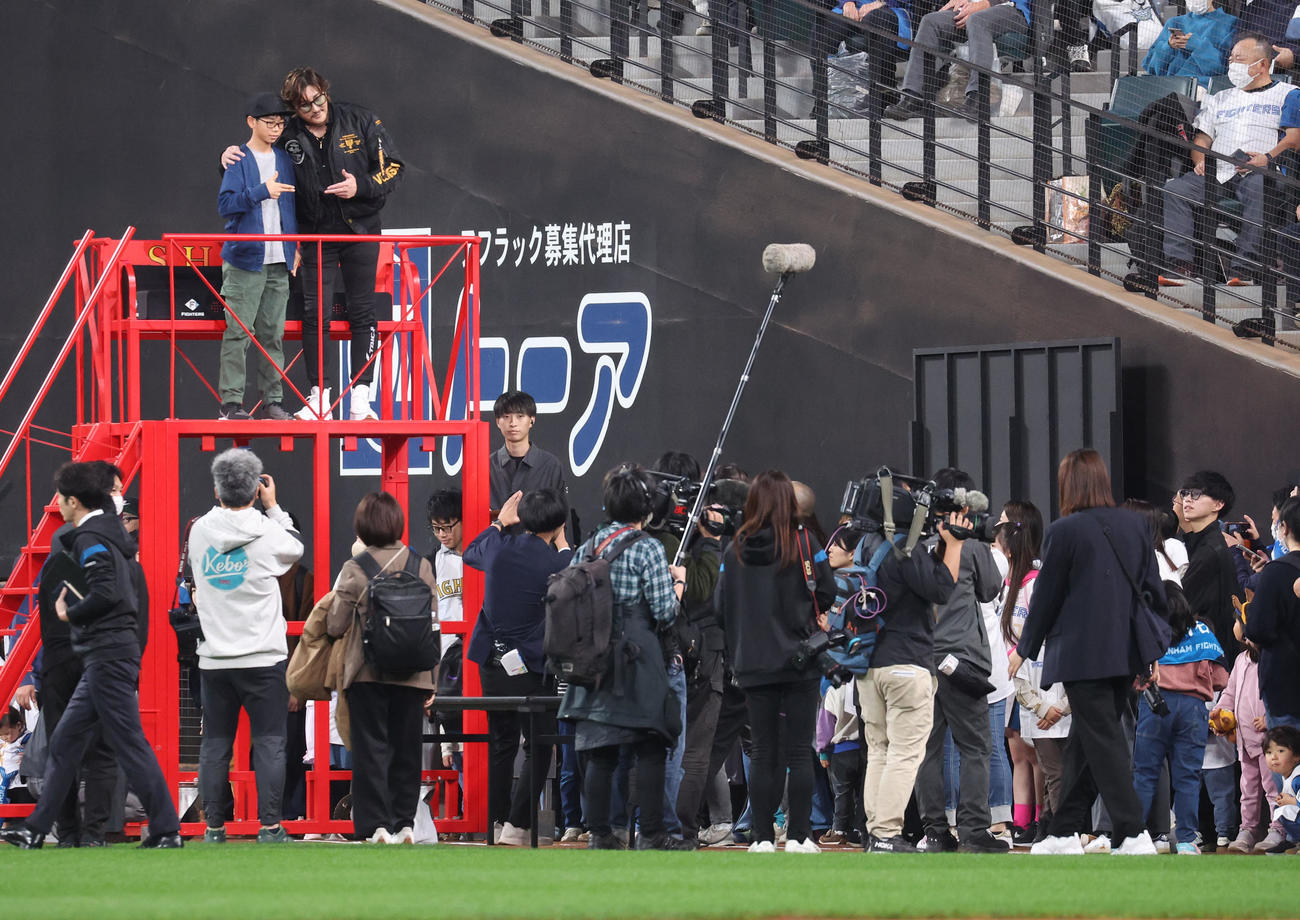 ファンフェスティバルでファンと記念撮影をする日本ハム新庄監督（撮影・佐藤翔太）