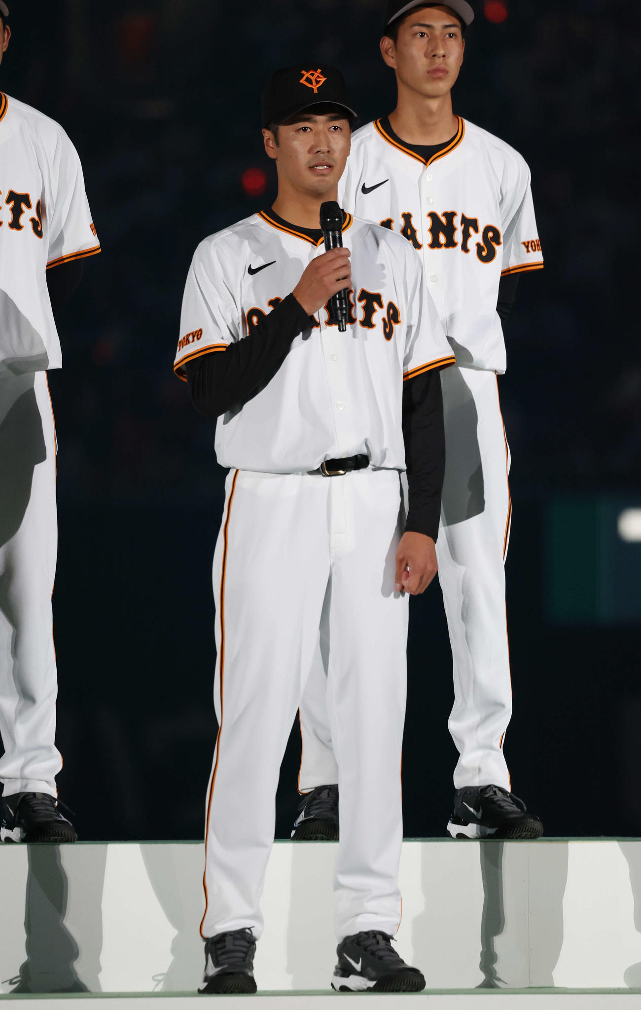新入団選手発表で意気込みを語る巨人ドラフト1位の中大・西舘（撮影・宮地輝）
