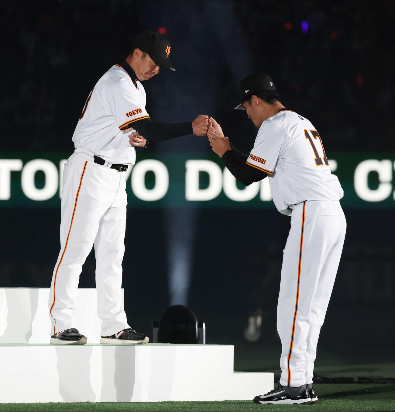 「ジャイアンツ・ファンフェスタ　2023」で巨人阿部監督（左）とグータッチするドラフト1位の中大・西舘（撮影・宮地輝）