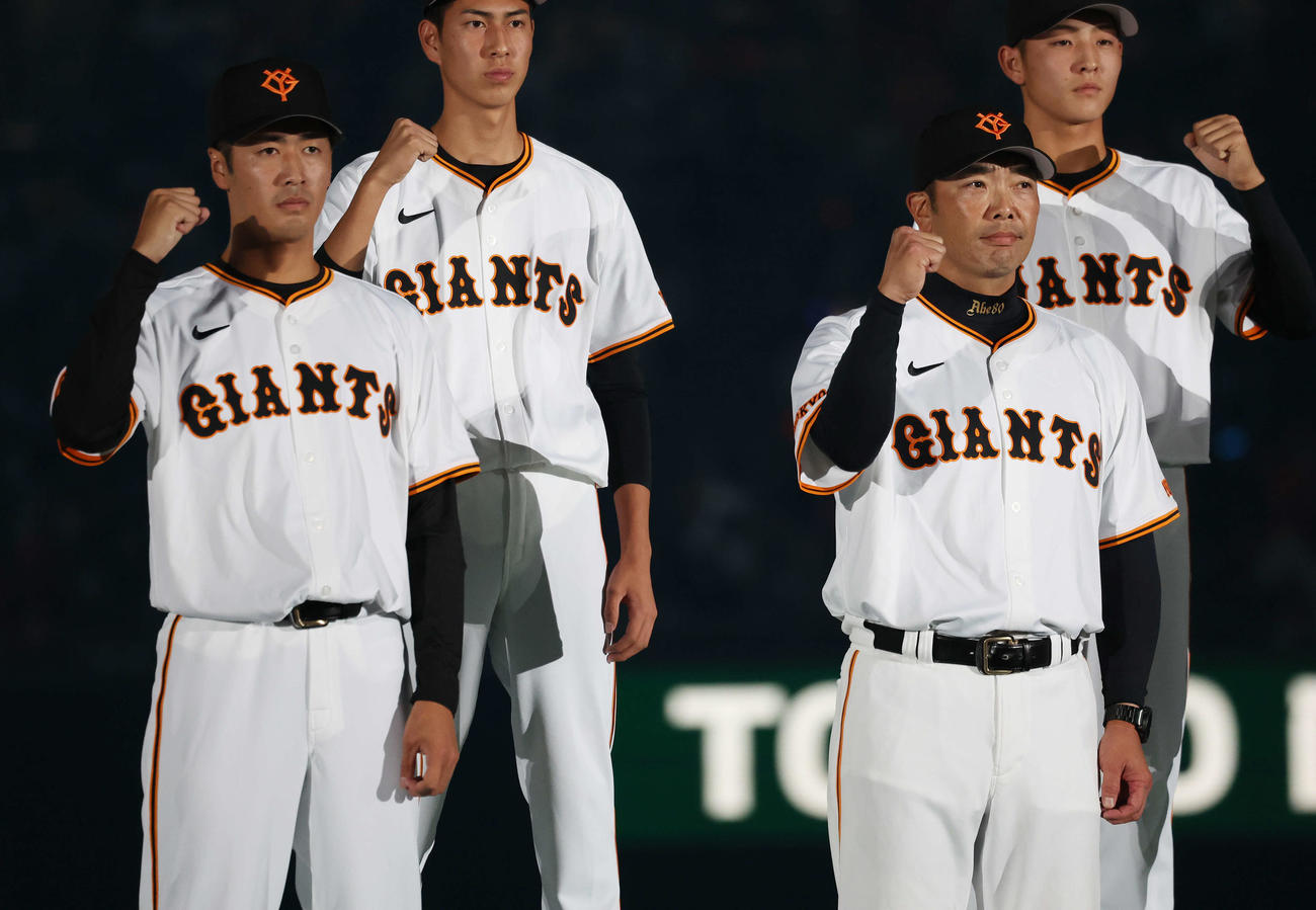 「ジャイアンツ・ファンフェスタ　2023」でガッツポーズする巨人阿部監督（右）とドラフト1位の中大・西舘（撮影・宮地輝）
