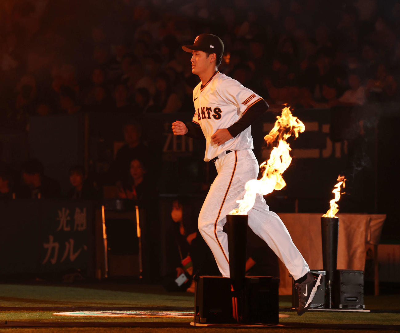 新入団選手発表で登壇する巨人ドラフト1位の中大・西舘（撮影・宮地輝）