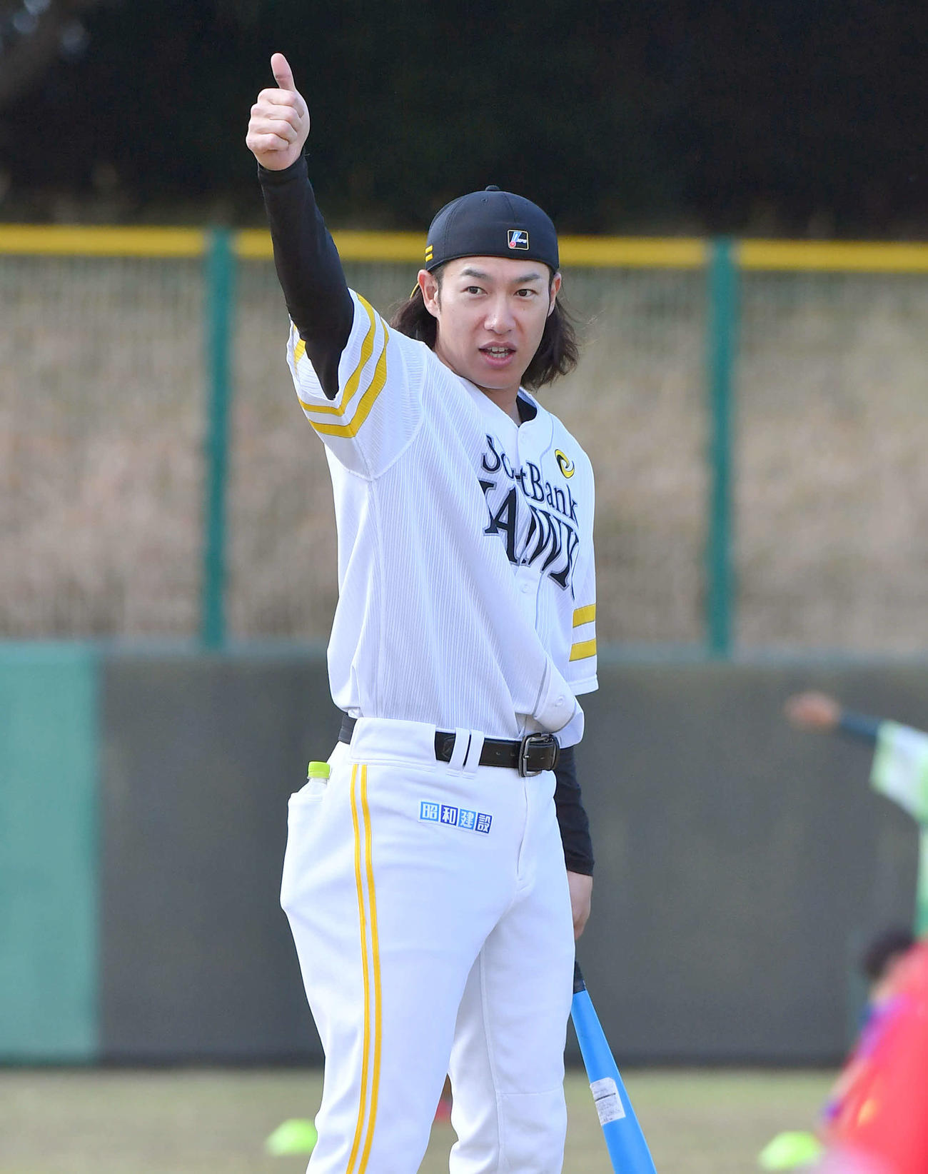 野球教室でノッカーを務め、サムアップポーズを見せる柳田（撮影・岩下翔太）