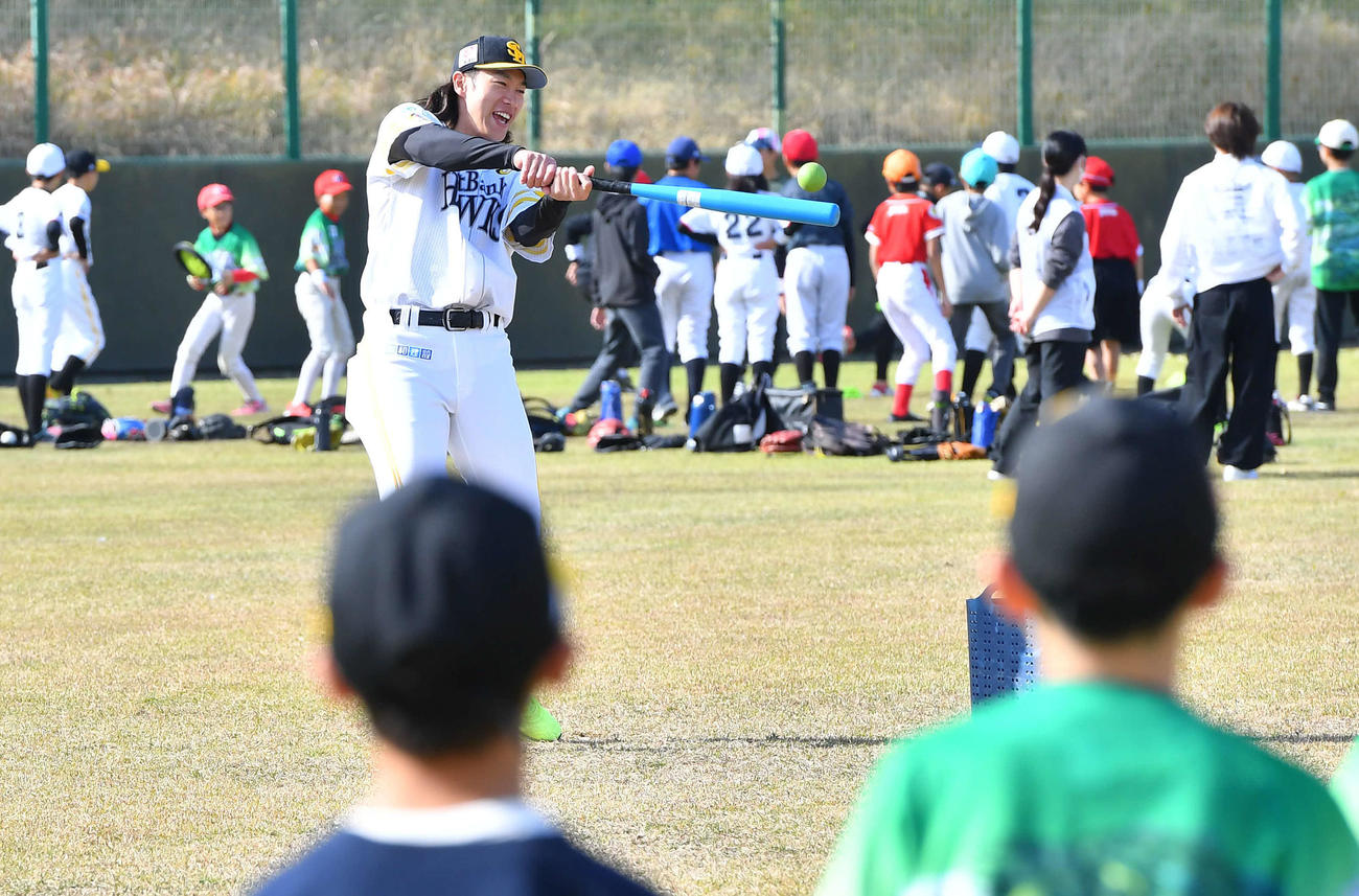 野球教室で子どもたちにノックを打つ柳田（撮影・岩下翔太）