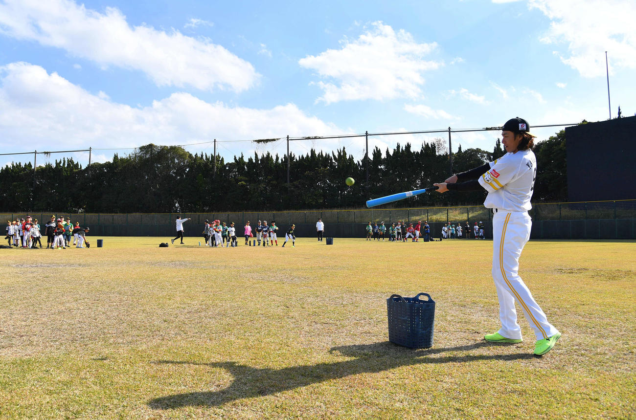 野球教室で子どもたちにノックを打つ柳田（撮影・岩下翔太）