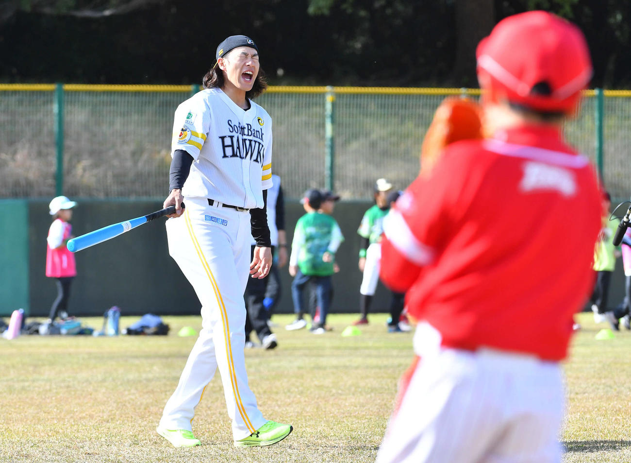 野球教室で子どもにノックを打つも落球し、悔しがる柳田（撮影・岩下翔太）